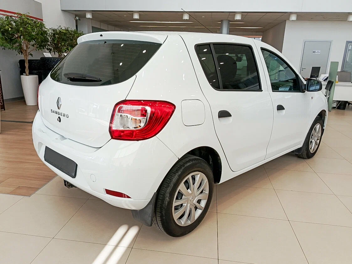Рено Сандеро с автосалона по цене от 675 000