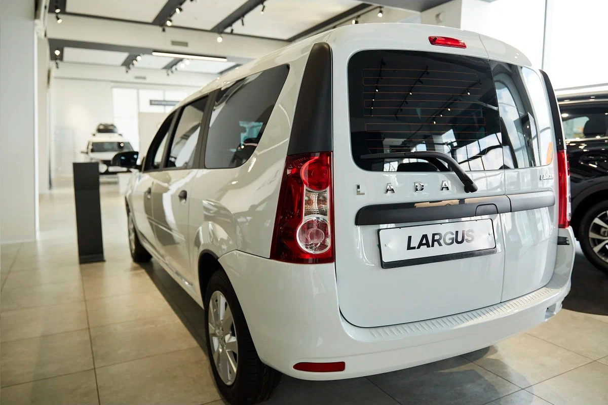 Лада Ларгус с автосалона по цене от 905 000