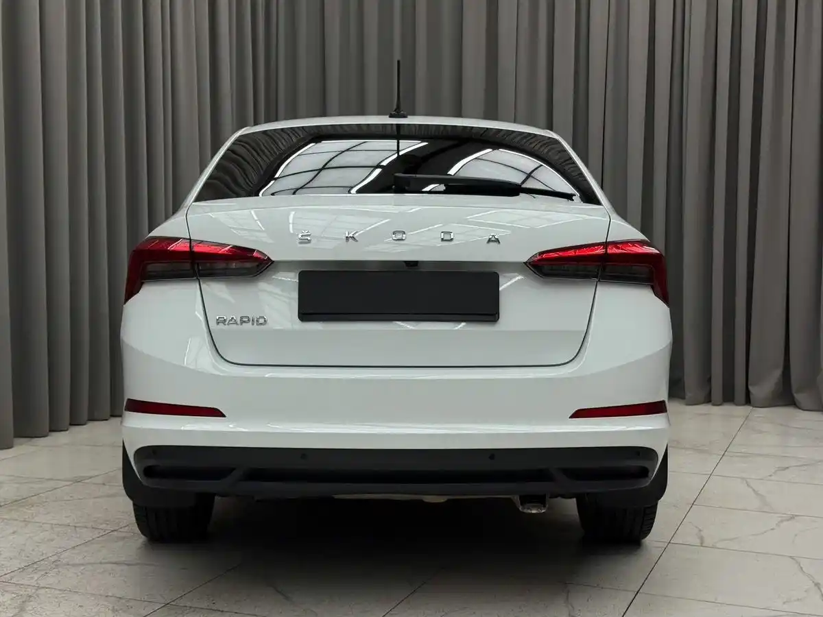 Шкода Рапид с автосалона по цене от 565 000