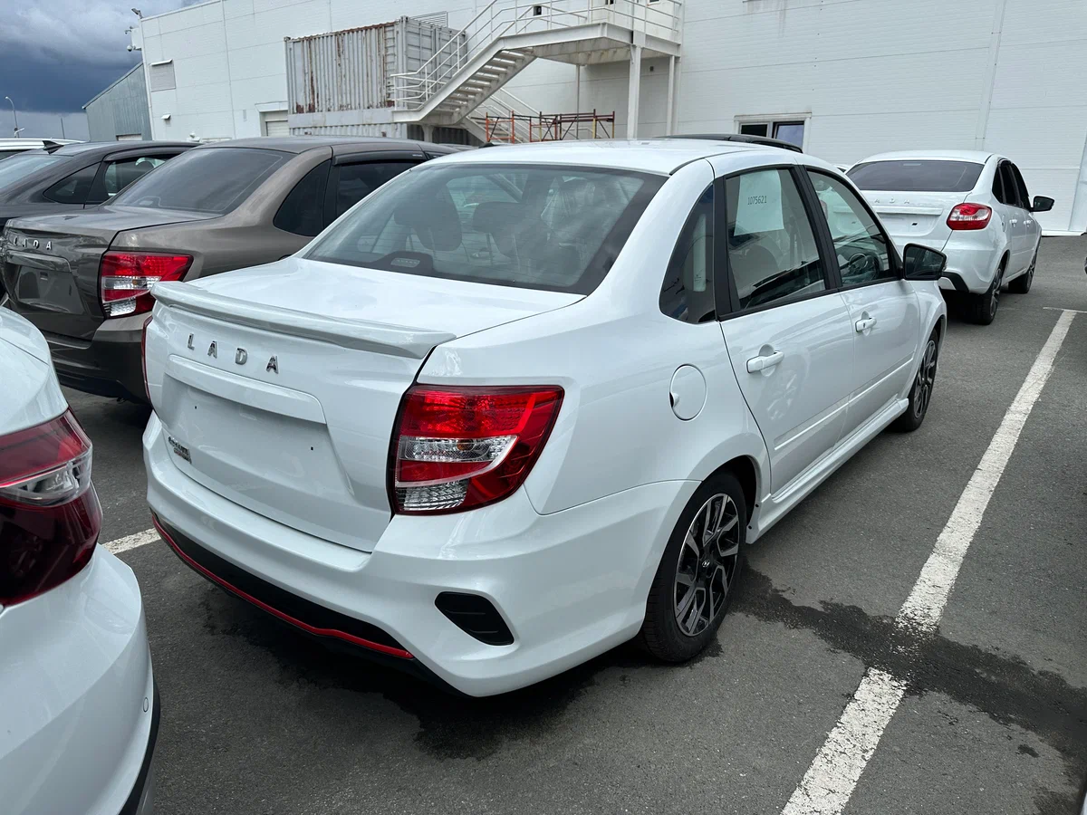 Лада Гранта с автосалона по цене от 732 000