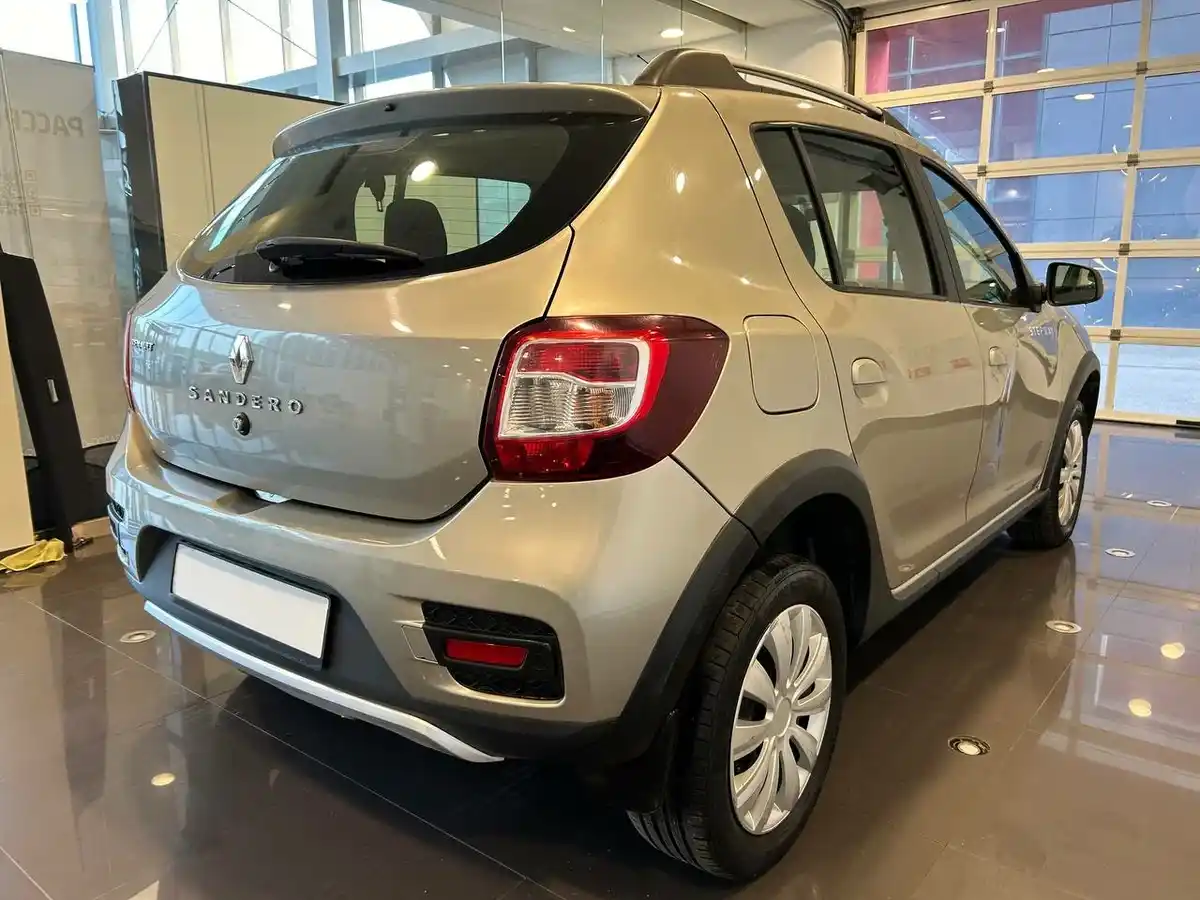 Рено Сандеро с автосалона по цене от 736 000