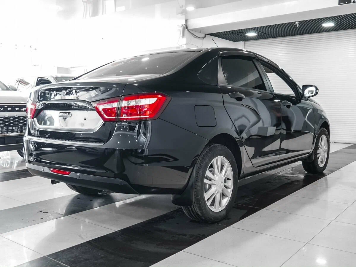 Лада Веста с автосалона по цене от 720 000